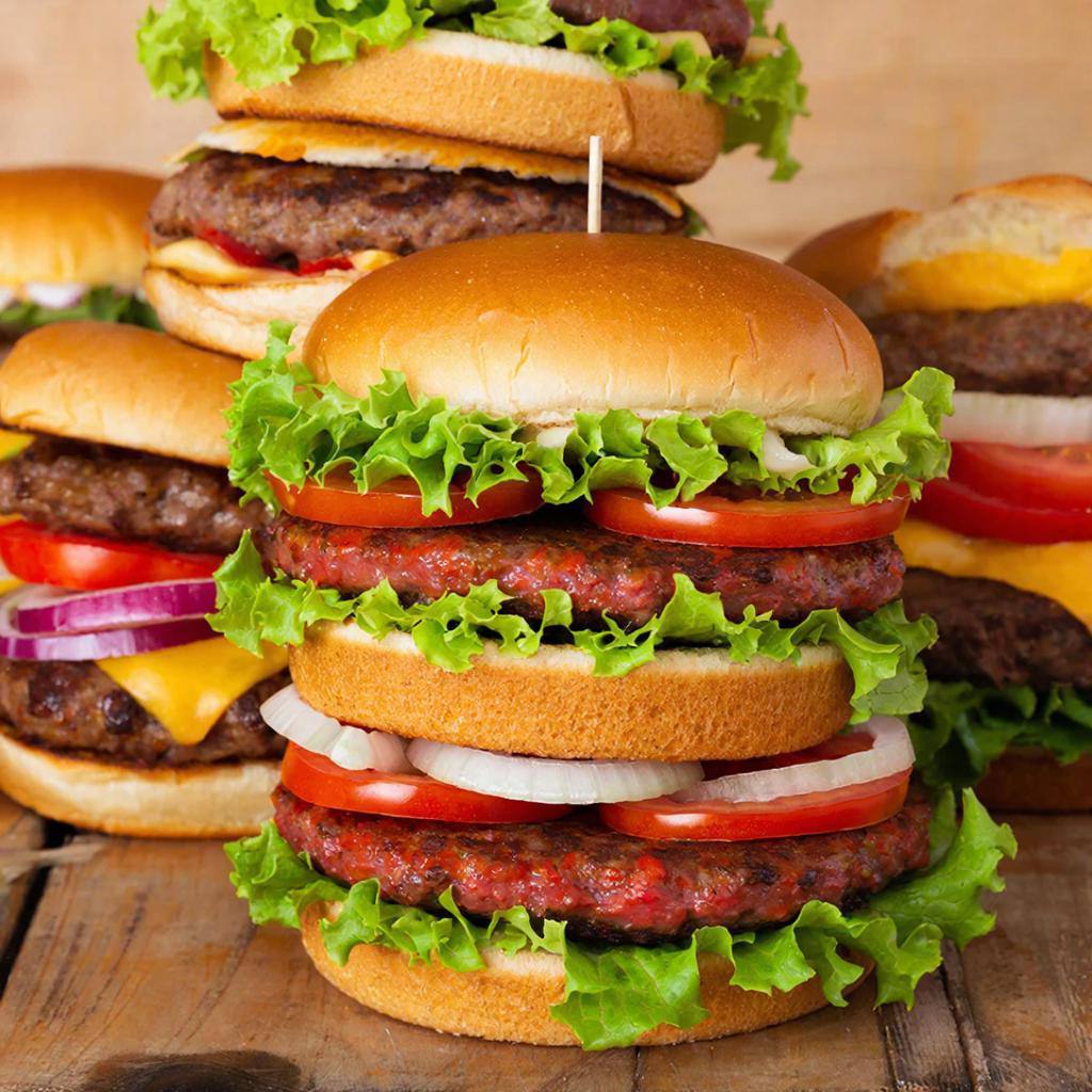 В среднем на зарплату россиянин может купить 574 бургера в месяц По итогам третьего квартала индекс бургера отражающий покупательскую способность россиян в среднем по стране вырос на 18 в сравнении с тем же периодом прошлого года Отмечается что рейтинг вновь возглавила столица москвичи в среднем могут позволить себе покупать по 1025 бургеров ежемесячно Относительно 2024 года показатель в Москве вырос на 23 Наиболее сильный рост показателя фиксируется в Дальневосточном федеральном округе 30 685 бургеров и Сибирском федеральном округе 29 555 бургеров Медленнее всего рост происходит в Южном федеральном округе 8 385 бургеров россия общество статистика экономика