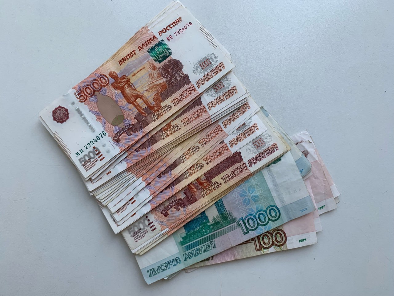 Мошенники обманули пенсионера из Кирова на 9,6 миллионов рублей Житель Кирова 1944 года рождения стал жертвой телефонных мошенников, которые представились сотрудниками Центробанка и следователями. Злоумышленники убедили пенсионера, что против него возбуждено уголовное дело за якобы перевод денег на нужды вооружённых сил Украины. Чтобы избежать ответственности, мужчина обналичил свои вклады почти на 9 миллионов рублей и передал деньги «инкассатору». Кроме того, мошенники заставили его взять в долг и перевести ещё 800 тысяч рублей «налога». Только после требования заплатить ещё 400 тысяч пенсионер понял, что его обманывают. По факту мошенничества возбуждено уголовное дело, полиция ищет подозреваемых.