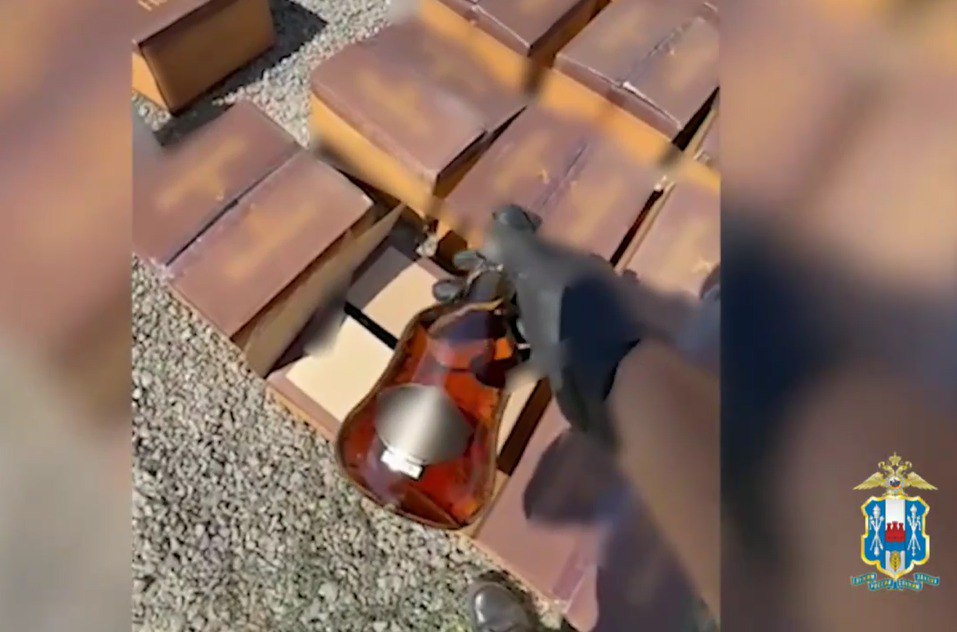 Подпольный цех по производству водки и коньяка обнаружили ростовские оперативники в Мясниковском районе По информации правоохранителей производство в своём частном доме организовал местный житель На бутылки с фальсификатом он наносил логотипы популярных торговых марок По оценке специалистов одному из правообладателей причинён ущерб на сумму более 5 млн рублей Из цеха изъяли оборудование сырьё этикетки стеклянную тару а также около 300 бутылок готовой продукции В отношении мужчины возбуждено уголовное дело Сейчас он находится под подпиской о невыезде и надлежащем поведении Сотрудники полиции устанавливают предполагаемых соучастников задержанного сообщили в ГУ МВД России по Ростовской области Фото ГУ МВД РО Вести Дон Telegram MAX