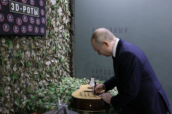 Путин подписал гитару для ушедшего на СВО учителя из Волгограда «Директору» Николаю, с уважением, Владимир Путин» - такую надпись на гитаре для сражающегося на СВО волгоградца оставил сегодня, 6 июля, президент России на выставке Народного фронта на форуме «Все для победы!». Об этом сообщает V102.RU со ссылкой на ТАСС. Николай, о котором идет речь, - директор школы из Волгограда, который служит во взводе операторов беспилотников на запорожском направлении. О бойце Владимиру Путину рассказала волонтер Народного фронта. - Единственная отрада его - игра на гитаре, - поделилась она и попросила президента подписать инструмент. Президент ответил, что с удовольствием это сделает, а затем поинтересовался, как зовут военнослужащего. - Николай. Позывной – «Директор», - ответила волонтер. Тогда президент написал маркером на гитаре: «Директору» Николаю, с уважением, Владимир Путин». Фото с сайта Кремля