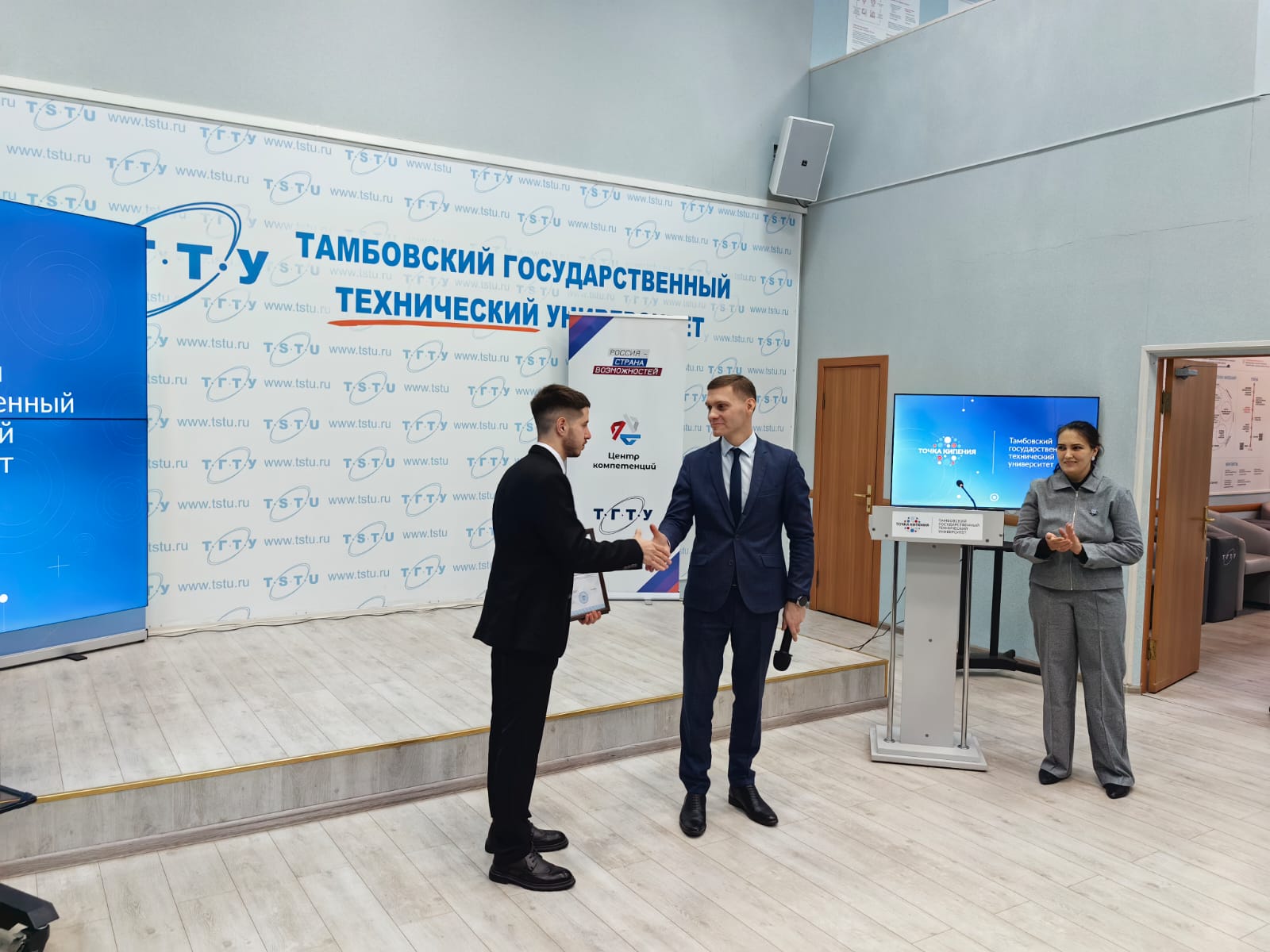 16 декабря в Точке кипения ТГТУ состоялся семинар на тему Курс на эффективность лучшие практики тиражирования инструментов бережливого производства где обсудили опыт тамбовских предприятий по повышению производительности труда и внедрению инструментов бережливого производства Представители предприятий участников федерального проекта Производительность труда заводов Пигмент Тамбовхиммаш и Тамбовмаш рассказали о том какую роль для их предприятий сыграло внедрение инструментов бережливого производства и развитие наставничества Мы живем в эпоху стремительных изменений высоких требований потребителей и жесткой конкуренции Именно поэтому каждая компания должна постоянно совершенствоваться искать новые пути повышения производительности труда снижения издержек и улучшения качества продукции подчеркнул исполняющий обязанности министра экономической и инвестиционной политики области Иван Сафронов Фото Сергей Зайцев Наши новости в MAX