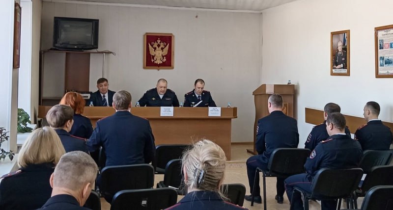 В Хорольском округе Приморья полиция подвела итоги оперативно служебной деятельности за 2025 год Начальник Управления уголовного розыска УМВД России по Приморскому краю полковник полиции Дмитрий Полоскин посетил с рабочей поездкой отдел МВД России по Хорольскому округу где были подведены итоги оперативно служебной деятельности за 2025 год В нём приняли участие Глава Администрации Хорольского муниципального округа Алексей Губайдуллин начальник отдела МВД России по Хорольскому округу подполковник полиции Станислав Евсеев а также руководители подразделений отдела Подводя итоги оперативно служебной деятельности за 2025 год можно отметить что в отделе МВД России по Хорольскому округу решались задачи по предупреждению пресечению раскрытию и расследованию преступлений охране общественного порядка и обеспечению безопасности дорожного движения Оперативная обстановка в 2025 году характеризовалась снижением количества совершенных преступлений Отмечалось снижение регистрации тяжких и особо тяжких преступлений Зарегистрировано 14 преступлений связанных с незаконным оборотом оружия Выявлено и пресечено 83 преступления связанных с незаконным оборотом наркотических и психотропных веществ из них 6 сбыт наркотиков Из незаконного оборота изъято более 55 килограммов наркотиков На территории Хорольского муниципального округа зарегистрировано 15 дорожно транспортных происшествий в результате которых 4 человека погибли и 19 получили травмы различной степени тяжести В ходе совещания рассмотрели вопросы профилактики преступлений повышения качества расследования уголовных дел совершенствования профессиональной подготовки сотрудников полиции Проанализировав статистические данные участники совещания положительно оценили результаты оперативно служебной деятельности отдела МВД России по Хорольскому округу за 2025 год В завершение совещания Дмитрий Полоскин поблагодарил сотрудников полиции за службу по обеспечению законности и правопорядка на территории округа   t me prim police   vk com public180487861   ok ru group 55028167540942   25 мвд рф