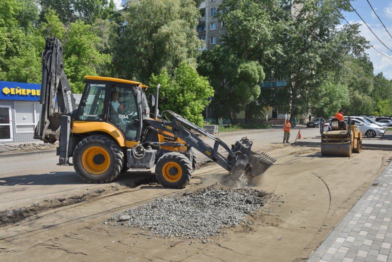 В Омске продолжается ремонт дорог. Дорожники приводят в порядок улицы Заозерную и Герцена. Темпы хорошие, готовность объектов высокая. В скором времени «Управление дорожного хозяйства и благоустройства» приступит к восстановлению полотна на улицах: Куломзинская 9-я Линия Иркутская Пригородная 50 лет Профсоюзов Энергетиков бульваре Зеленый. С начала сезона ремонта дорог специалисты транспортного участка «УДХБ» отремонтировали улицы: 3-я Северная Средняя 4-я Железнодорожная Хабаровская 24-я Северная Мельничная Волгоградская Карбышева Красный путь. Сейчас дорожники трудятся на станции «Пламя» и на улице Сенной тупик. Работу продолжаем.