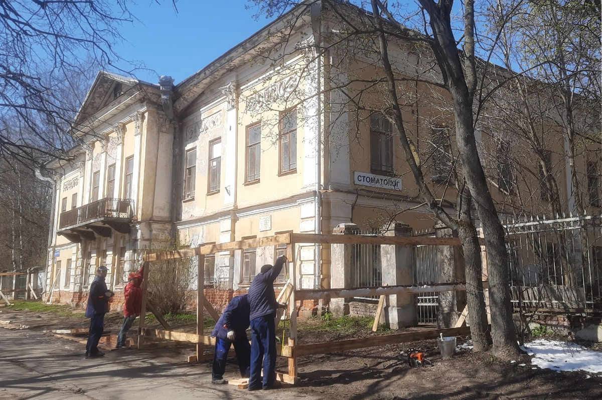 В Вологде начались работы по реставрации объекта культурного наследия регионального значения «Дом купца Варакина». Старинный особняк располагается на Набережной VI-й Армии, 137. Работы выполняют по госпрограмме «Наследие Вологодчины» и нацпроекту «Семья», который был инициирован президентом России Владимиром Путиным. После реставрации Дома купца Варакина в Вологде в нем откроют городской ЗАГС. До начала реставрационных работ в особняке располагалась Вологодская Центральная районная больница. Сейчас она переехала в здание Вологодской городской поликлиники №3 на улице Поэта Романова, 2.