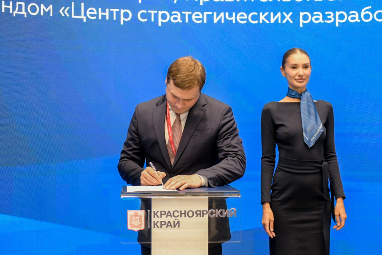 Меморандум о сотрудничестве Хакасии, Тывы, Красноярского края с фондом «Центр стратегических разработок» подписали на ПМЭФ – 2025 В рамках меморандума планируется проведение оценки экономической эффективности Центрально-Евразийского транспортного коридора через Монголию и Западный Китай. Эта работа ведется по поручению президента России Владимира Путина. Проект Центрально-Евразийского транспортного коридора с выходом на Китай включает две железные дороги: Северо-Сибирскую и Кызыл — Курагино. Обе дороги включены в План реализации Стратегии развития Сибири на период до 2035 года. Предполагается, что два новых железнодорожных коридора в КНР — из Кемеровской области и с юга Красноярского края — свяжут регионы, где нет железных дорог Республика Алтай и Тыва , с Транссибом, а также позволят разгрузить Восточный полигон. В текущих геополитических условиях это важно для всей страны, а для нашей республики особенно, потому что через Восточный полигон происходит перевозка основного объема грузов на экспорт. Правительство Хакасии давно продвигает на федеральном уровне идею разработки Центрально-Евразийского транспортного коридора. Уверен, он станет весомым вкладом в социально-экономическое развитие не только республики, но и всей Сибири. #ВалентинКоновалов #ГлаваРХ #Хакасия #ПМЭФ2025