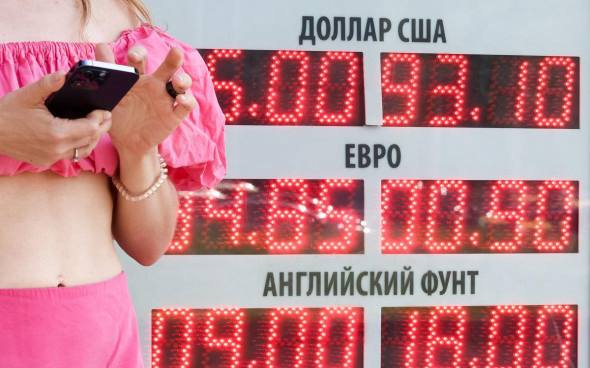 Курс доллара в июне 2025-го: 7 факторов, играющих против рубля  В мае рубль вырос до рекордного за почти два года уровня. Но летом ситуация изменится, уверены аналитики. Они назвали несколько факторов, из-за которых доллар может сместиться в диапазон ₽78-84, есть и худший прогноз  Подробнее на РБК: