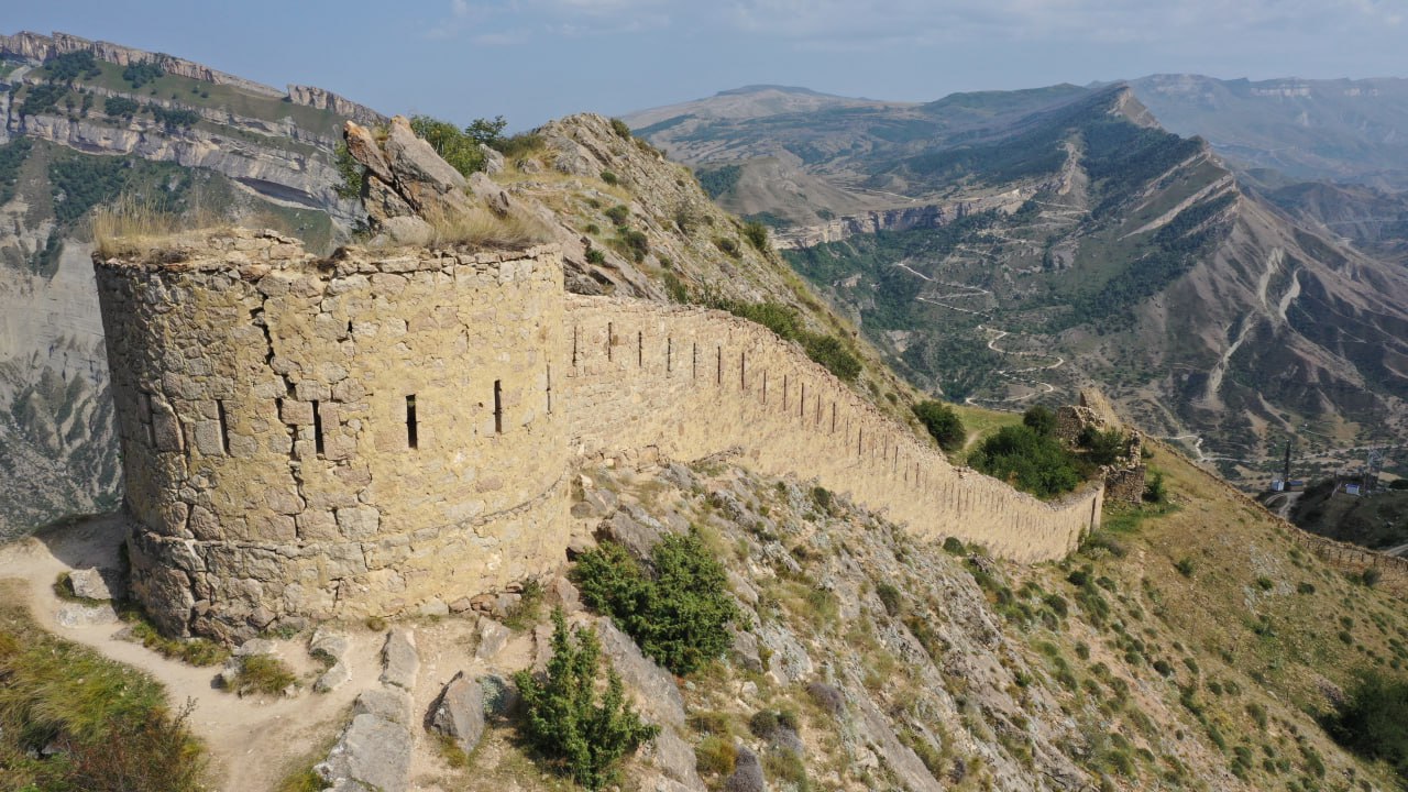 В Дагестане благоустроили туристическую тропу к исторической крепостной башне В селе Гуниб завершились работы по благоустройству пешеходного маршрута ведущего к одной из главных достопримечательностей района исторической крепостной башне Обновленная тропа проходит вдоль старинной крепостной стены и теперь стала полностью безопасной и удобной для туристов Как сообщили в Министерстве по туризму и народным художественным промыслам Дагестана проект реализован на средства субсидии выделенной в рамках господдержки развития туризма в муниципалитетах В ходе работ был обустроен пешеходный маршрут появилась новая смотровая площадка с видом на живописные окрестности а также приведено в порядок прогулочное пространство в исторической части Гуниба Всего в 2025 году на конкурсной основе Минтуризм Дагестана распределил между муниципальными образованиями 59 91 млн рублей Финансовую поддержку получили девять территорий Гунибский Унцукульский Табасаранский Дербентский Ахтынский Хунзахский Сулейман Стальский и Агульский районы а также город Махачкала