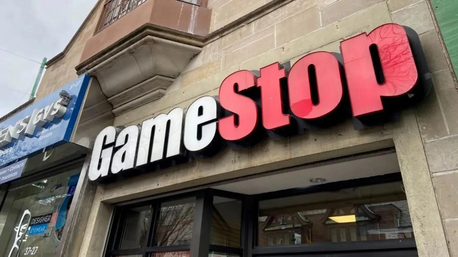 Сеть магазинов видеоигр GameStop предложила купить eBay за 55 5 млрд Генеральный директор GameStop Райан Коэн заявил что готов вынести предложение непосредственно на рассмотрение акционеров если совет директоров eBay отклонит это предложение Он добавил что в случае завершения сделки сократит расходы eBay на 2 млрд в течение года Руководство eBay пока что не отреагировало на предложение BBC новости iphonesru