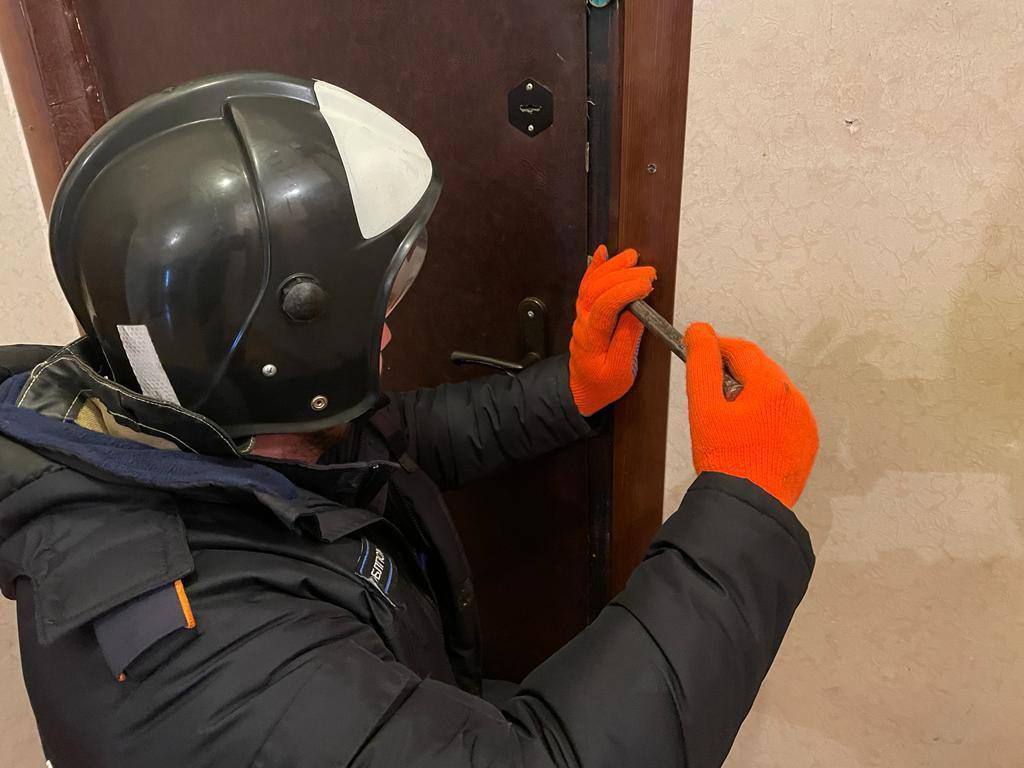 В Можайске спасатели помогли 81 летней пенсионерке Дочь не могла попасть в квартиру матери та не отвечала на звонки и стуки Спасатели вскрыли дверь и обнаружили женщину в сознании Она не могла встать с кровати из за недомогания но вскоре почувствовала себя лучше врачи не понадобились Звоните пожилым родственникам А в экстренной ситуации по номеру 112