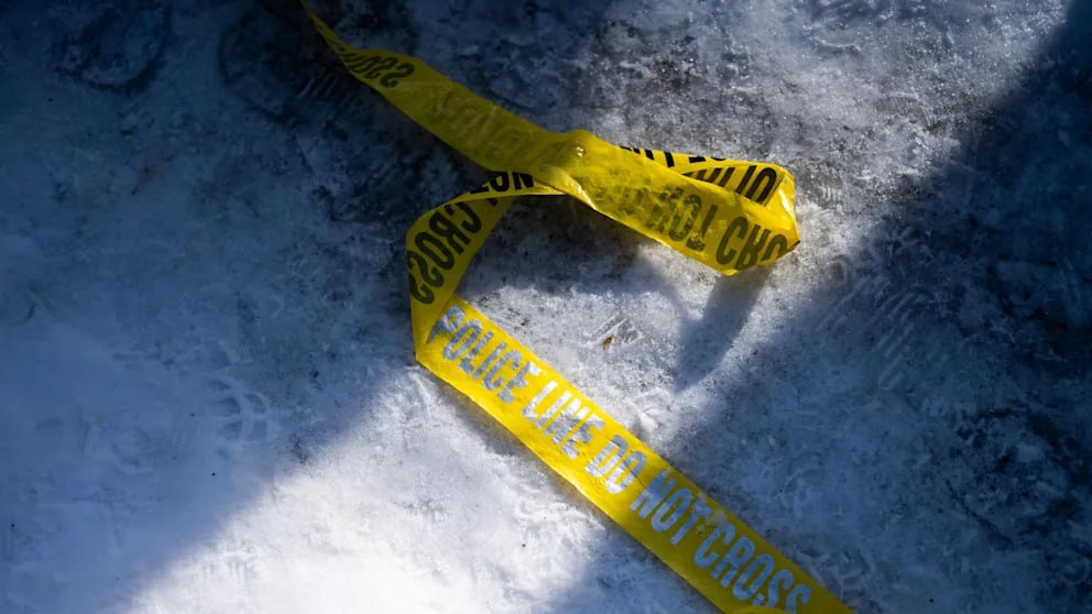 В Юте на территории церкви застрелили двух человек В здании проходила траурная церемония В штате Юта произошла стрельба во время траурной церемонии в церкви Иисуса Христа Святых последних дней Как сообщает полиция Солт Лейк Сити на парковке рядом с молитвенным домом вспыхнула ссора после чего прозвучали выстрелы Погибли два человека несколько получили ранения По последним данным подозреваемых не задержано розыск продолжается BILD Russian