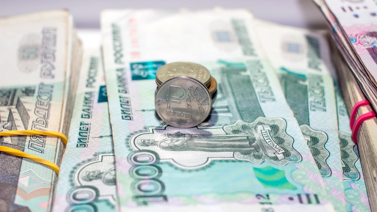 Сотрудницу банка из Оренбурга обвиняют в хищениях у вкладчиков более 5,6 млн рублей  Назиля Григорьева была старшим менеджером по обслуживанию клиентов. Следствие считает, что в период с ноября 2023 года по август 2024 года она обманным путём похитила у пенсионеров деньги.  Женщина якобы сообщила вкладчикам, что в банке есть более выгодные программы вкладов. Доверчивые пенсионеры закрыли старые счета и полагали, что открыли новые.  Однако Григорьева, по версии следствия, предложила им подписать расходные ордера и забрала деньги из кассы. Таким образом 8 пострадавших понесли ущерб более чем на 5,6 млн рублей.   Дело рассмотрит Центральный районный суд. Прокуратура настаивает на компенсации не только материального, но и морального ущерба.      Оренбуржье