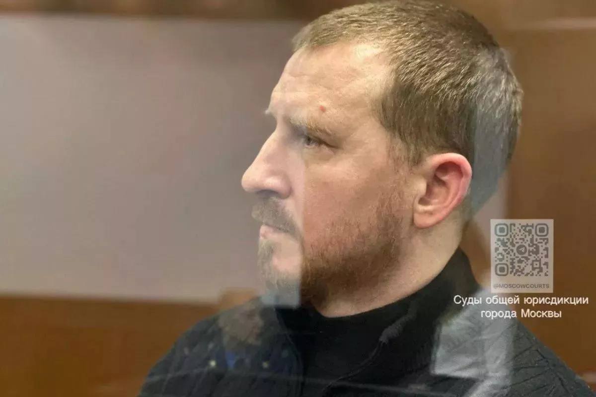Экс-мэр Сочи Копайгородский и его жена не признают вину в получении еще двух взяток. В начале мая следствие предъявило обвинение в получении еще двух крупных взяток от региональных застройщиков бывшему мэру Сочи Алексею Копайгородскому. Согласно материалам, он и его жена занимались коррупцией почти два года и обогатились более чем на 330 млн рублей. Адвокат Иван Миронов сообщил, что за всю свою практику не встречал более абсурдного обвинения. – Новое обвинение, выдвинутое против Алексея Копайгородского и его супруги, предельно абстрактно и основывается исключительно на показаниях двух крупных сочинских застройщиков, один из которых утверждает, что именно на его деньги в марте 2022 года был приобретён за 35 млн рублей дом с участком на улице Верховской и тогда же оформлен на Копайгородскую. Однако в это время Янина Николаевна состояла в предыдущем браке и имела успешный бизнес. Кроме того, оба бизнесмена утверждают, что почти два года ежемесячно передавали Копайгородскому через супругу по 2,5 млн рублей и по 6 млн рублей. Кубанские Новости