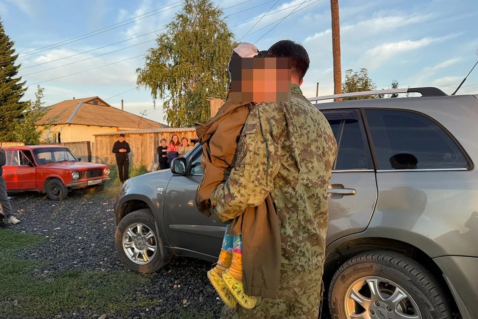 В Алтайском крае 400 человек искали двухлетнюю девочку, потерявшуюся в поле  26 июля малышка ушла из дома и пропала. Действия разворачивались в Локтевском районе. Девочка проживает в райцентре вместе с семьей. Накануне около восьми часов вечера она вышла из дома и больше ее никто не видел.  Весь личный состав ОМВД России по Локтевскому району - 35 человек - был поднят по тревоге. Кроме того, к поисковым мероприятиям активно подключились сотрудники регионального следственного комитета, пограничной службы и жители села Локоть и Локтевского района.  На просьбу о помощи откликнулись и жители Рубцовска и других городов. Они на машинах приехали в село, чтобы тоже отправиться на поиски девочки. Всего здесь собралось около 400 человек. Местная администрация обеспечила всех волонтеров горячим чаем и едой.  Поисковая операция длилась больше десяти часов. Ее не останавливали даже ночью, поскольку девочка слишком маленькая и промедление могло стоить ей жизни. Часть добровольцев прочесывала поле, но осмотр местности старались проводить как можно осторожнее, потому что в густой траве можно было попросту не заметить ребенка.  Когда стало рассветать, сотрудники полиции и пограничной службы на машинах разделились на две группы, обогнули поле и стали тщательно обследовать его, двигаясь навстречу друг другу.  В воздух подняли квадрокоптеры с тепловизорами и в итоге благодаря этой технике удалось отыскать девочку! Оказалось, что за эти часы она ушла от дома на расстояние восьми километров. Специалисты по камере с высоты увидели, как она идет по проселочной дороге.  Малышку сразу же передали медикам, но оказалось, что с ней все хорошо. Ее уже передали маме.    КП Барнаул / ГУ МВД по краю