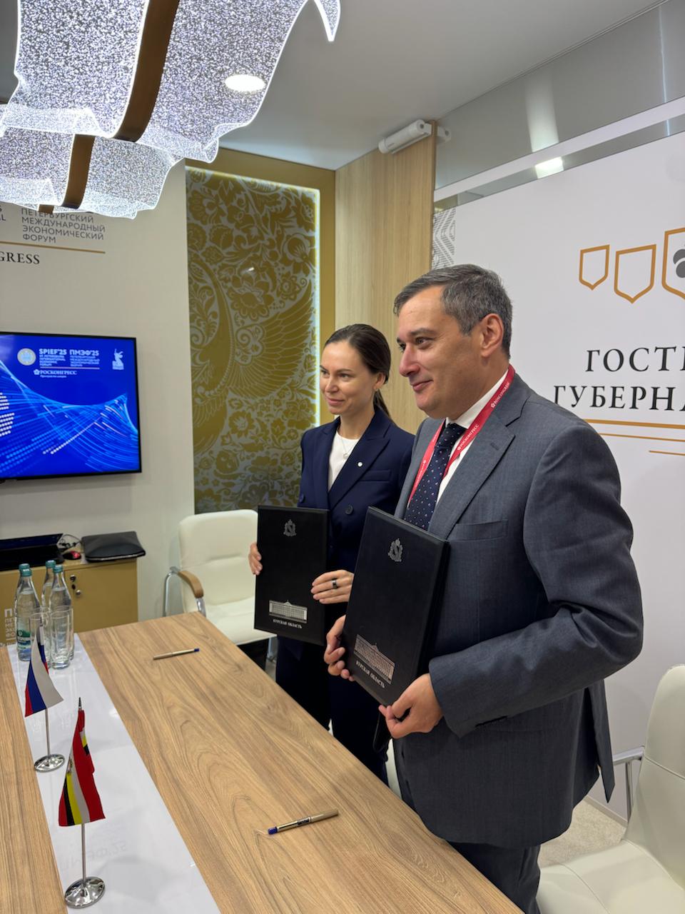 Курс на восстановление На ПМЭФ Х5 подписала с Курской областью соглашение о сотрудничестве, развитии и помощи в восстановлении региона. Стороны также договорились восстановить ту самую «Пятёрочку» в Судже, открыть новый современный магазин. «А рядом создадим красивый сквер с мемориальной аллеей. Это место станет центром притяжения для людей и напоминанием о важных событиях», — подчеркнула президент Х5 Екатерина Лобачева.