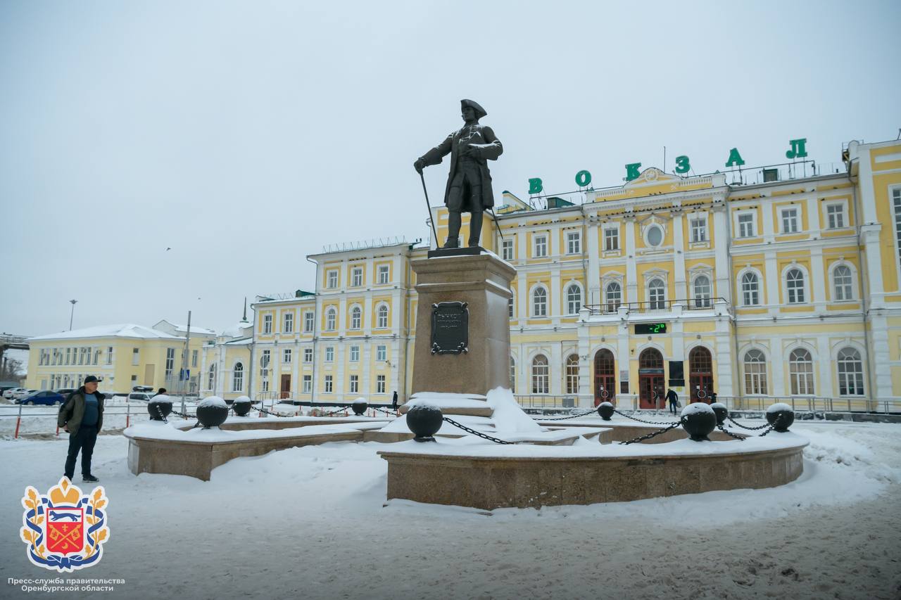 Сегодня, 18 декабря, подписано соглашение о взаимодействии в сфере благоустройства общественного пространства и объектов вокзальной инфраструктуры железнодорожной станции Оренбург  Губернатор Оренбургской области Денис Паслер, начальник ЮУЖД Игорь Рязанов и глава города Оренбурга Сергей Салмин подписали соглашение о взаимодействии и сотрудничестве в сфере благоустройства общественного пространства и объектов вокзальной инфраструктуры железнодорожной станции Оренбург.   – Вокзал, привокзальная площадь, безусловно, должны производить хорошее впечатление на гостей города и оренбуржцев, которые прибывают в наш регион, в областной центр железнодорожным транспортом. Подписанное сегодня трехстороннее соглашение позволит нам решить эту задачу. В ближайшие три года наша общая с администрацией города Оренбурга и ЮУЖД цель – благоустроить привокзальную площадь, улучшить как внешне, так и с точки зрения логистики, чтобы она соответствовала уровню областного центра, – отметил губернатор Денис Паслер.  Ранее на заседании областного архитектурно-градостроительного совета при губернаторе Оренбургской области эксперты областного градсовета одобрили дизайн-проект благоустройства привокзальной площади областного центра.   – ОАО «РЖД» проводит ремонт островной платформы, в 2025 году начнется ремонт береговой платформы и проектно-изыскательские работы по ремонту фасада вокзала. Кроме того, в следующем году запланирована установка на вокзале капсул для сна, которые станут альтернативой гостинице и залу ожидания, а в 2026 – обустройство зала ожидания Центра содействия мобильности, – отметил Игорь Рязанов.   Согласно проекту, в центре привокзальной площади будет расположена парадная пешеходная зона с классическими фонтанами и рябиновыми аллеями. Предусмотрено круговое движение транспорта по периметру территории, это сокращает путь от остановок и парковок до железнодорожного вокзала. Сохранена безбарьерная среда для маломобильных групп населения, увеличено количество парковочных мест, зоны нестационарных торговых объектов на привокзальной площади и перронах железнодорожного вокзала организованы в соответствии с требованиями ОАО «РЖД».