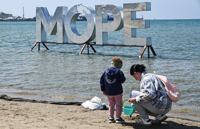 Открытие пляжей Анапы в этом сезоне будет зависеть от скорости их очистки, заявили в Роспотребнадзоре «Все решает то, насколько быстро и качественно проведут мероприятия по очистке пляжей», — пояснила глава ведомства Анна Попова, отметив, что ситуация в Анапе находится на ежедневном контроле. Ранее в Роспотребнадзоре сообщали, что 141 пляж в Анапе и девять пляжей в Темрюкском районе Краснодарского края не соответствуют санитарным нормам и пока не готовы к летнему сезону. Отдых в этих районах возможен, но без купания в море. При этом в других курортных зонах региона — Сочи, Туапсе, Геленджике, Новороссийске, а также в Крыму и Севастополе — качество воздуха, морской воды и пляжного песка соответствует всем установленным нормам, говорили в ведомстве