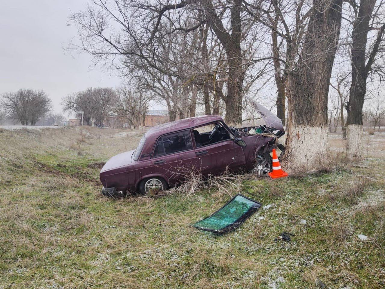 В Ипатовском округе в результате съезда с дороги пострадал водитель   По предварительным данным, 16  февраля примерно в 9 часов 10 минут ул. Заречной города Ипатово, водитель автомобиля «ВАЗ-2107», двигаясь со скоростью, не обеспечивающей контроля за движением транспортного средства, не справился с управлением и допустил съезд с дороги в кювет с последующем наездом на дерево.    В результате автоаварии водитель отечественного автомобиля с травмой головы госпитализирован в Ипатовскую больницу.  Тяжких травм удалось избежать, так как мужчина был пристегнут ремнем безопасности.   ⏺Установлено, что  62-летний местный  житель злостным нарушителем ПДД не является.   По факту автоаврии проводится проверка. Детальные обстоятельства происшествия уточняются.