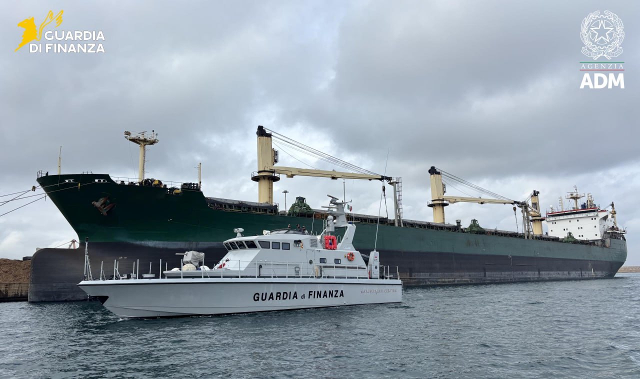 В Италии арестовали судно побывавшее в России Правоохранители заявили что судно под флагом одного океанического острова прибыло в Бриндизи из Новороссийска где на него погрузили товар 33 тысячи тонн черных металлов Основанием для ареста стали санкции ЕС