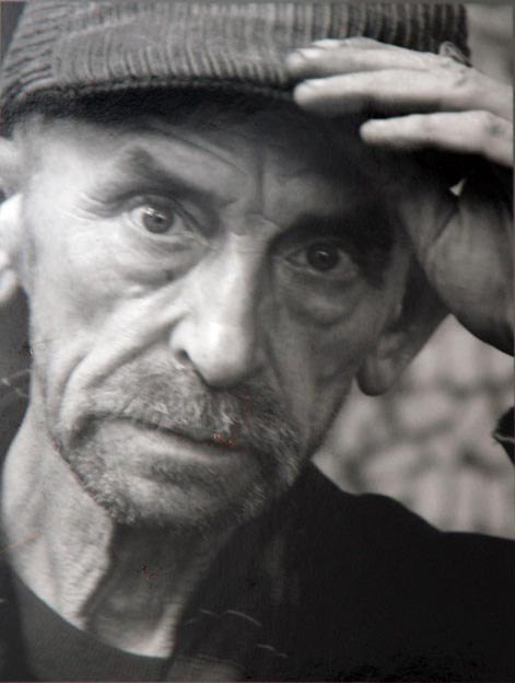 В Петербурге умер художник Геннадий Устюгов Вечером 12 декабря на 89 м году жизни умер петербургский художник Геннадий Устюгов Об этом пишет MR7 со ссылкой на Виктора Чувашева руководителя художественной студии при ПНИ 1 в Зеленогорске где художник жил последние годы Детали Геннадий Устюгов художник и поэт представитель ленинградского неофициального искусства его работы хранятся в Эрмитаже Русском музее и других собраниях Устюгов был одним из участников знаменитой выставки неофициального искусства в ДК Газа в 1974 году и членом Товарищества экспериментального изобразительного искусства С 1960 х Устюгов периодически страдал от шизофрении а с 2021 года жил в зеленогорском ПНИ где продолжал работать Где посмотреть 24 ноября в Русском музее открыли персональную выставку Устюгова на ней представлено более сотни работ художника созданных с 1950 х до 2025 года Выставка работает до 17 декабря Фото Юрий Молодковец Википедия Подписывайтесь на Бумагу и предлагайте новости