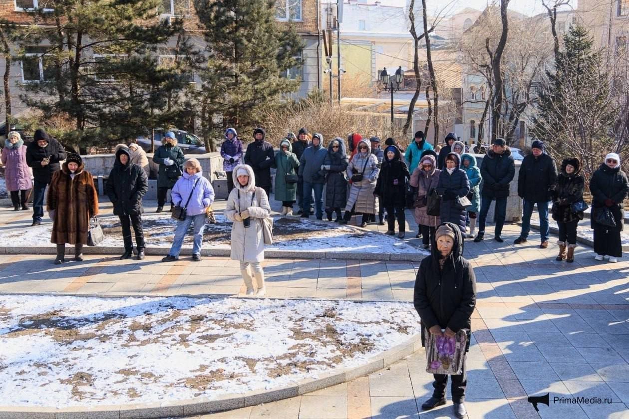 Владивосток отметил день рождения Владимира Высоцкого  В Театральном сквере Владивостока прошло торжественное собрание, посвященное дню рождения великого русского поэта, музыканта и актера Владимира Высоцкого. Около 50 поклонников его таланта собрались у памятника мастеру, чтобы вспомнить его произведения.    Любой желающий мог выразить своё восхищение Высоцкому, исполнив его стихи или песни. Атмосфера мероприятия была наполнена теплом и искренними эмоциями.