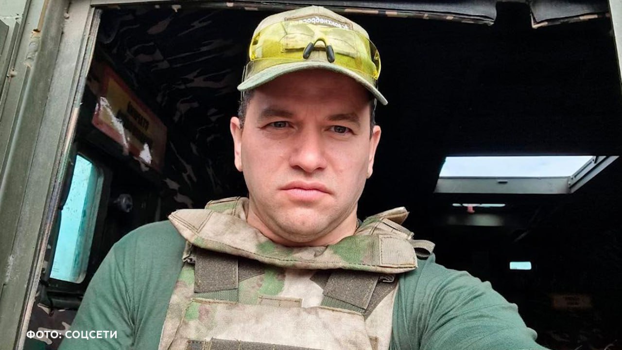 Военного блогера Романа Алёхина заподозрили в отмывании денег на помощи бойцам СВО На видеозаписи которая появилась в Сети Алёхин делится планом по отмыванию 200 млн рублей Схема о которой рассуждает бывший советник экс губернатора Курской области Смирнова такая деньги летят от предпринимателя в благотворительный фонд Алёхина тот закупает у этого же бизнесмена лекарства и прочие медсредства в зону спецоперации за 150 млн рублей Предприниматель при такой схеме получает 150 млн а блогер 50 млн Объём лекарств при транспортировке будет в разы меньше Подписывайся на SHOT Прислать новость