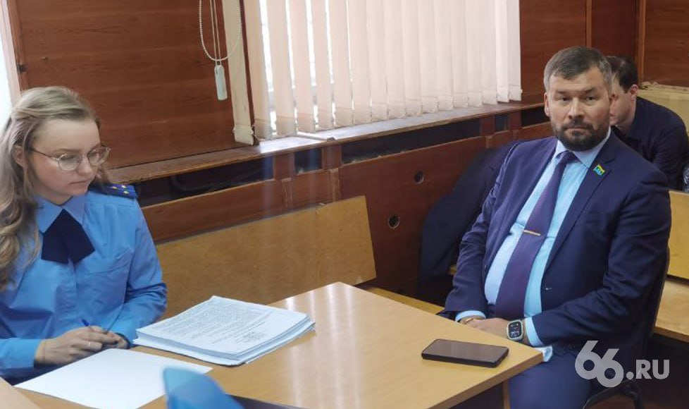 Обвиняемый в картельном сговоре депутат рассчитывает на оправдательный приговор В противном случае единоросса Виталия Чачина лишат депутатского статуса В беседе с 66 RU он заявил что надеется на положительный исход Дело возбудили и направили в суд по материалам ФАС Уголовный состав предполагает принесение ущерба его не было все контракты были исполнены Другие участники торгов дали показания о том что конкуренция не ограничивалась несмотря на участие двух моих фирм Об этом говорят допросы 14 свидетелей Со стороны обвинения не было ни одного свидетеля кто бы это опроверг По версии следствия вместе с учредителем компании Техностройкомплект Сергеем Заварухиным Чачин незаконно выиграл на торгах право заключить шесть договоров на строительство различных объектов в УрФО Депутат утверждает что Заварухин не был руководителем этого общества Там очень много различных ляпов Он не являлся директором ТСК в 2017 году События которые вменяют произошли в 2020 2021 годы Тем не менее нас обвинили в том что мы договорились Прокурор запросил для Чачина пять лет колонии общего режима Приговор ему огласят 29 декабря   Новости из Екатеринбурга