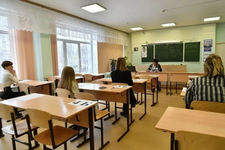 Самарская область вошла в топ 10 регионов по итогам проведения ГИА Об этом сообщил губернатор Вячеслав Федорищев В этом году в нашем регионе 193 выпускника получили 100 баллов на ЕГЭ а 13 из них набрали по 100 баллов сразу по двум предметам За такие успехи мы премировали ребят подчеркнул глава региона   Подпишись на truekpru63 Мы в MAX