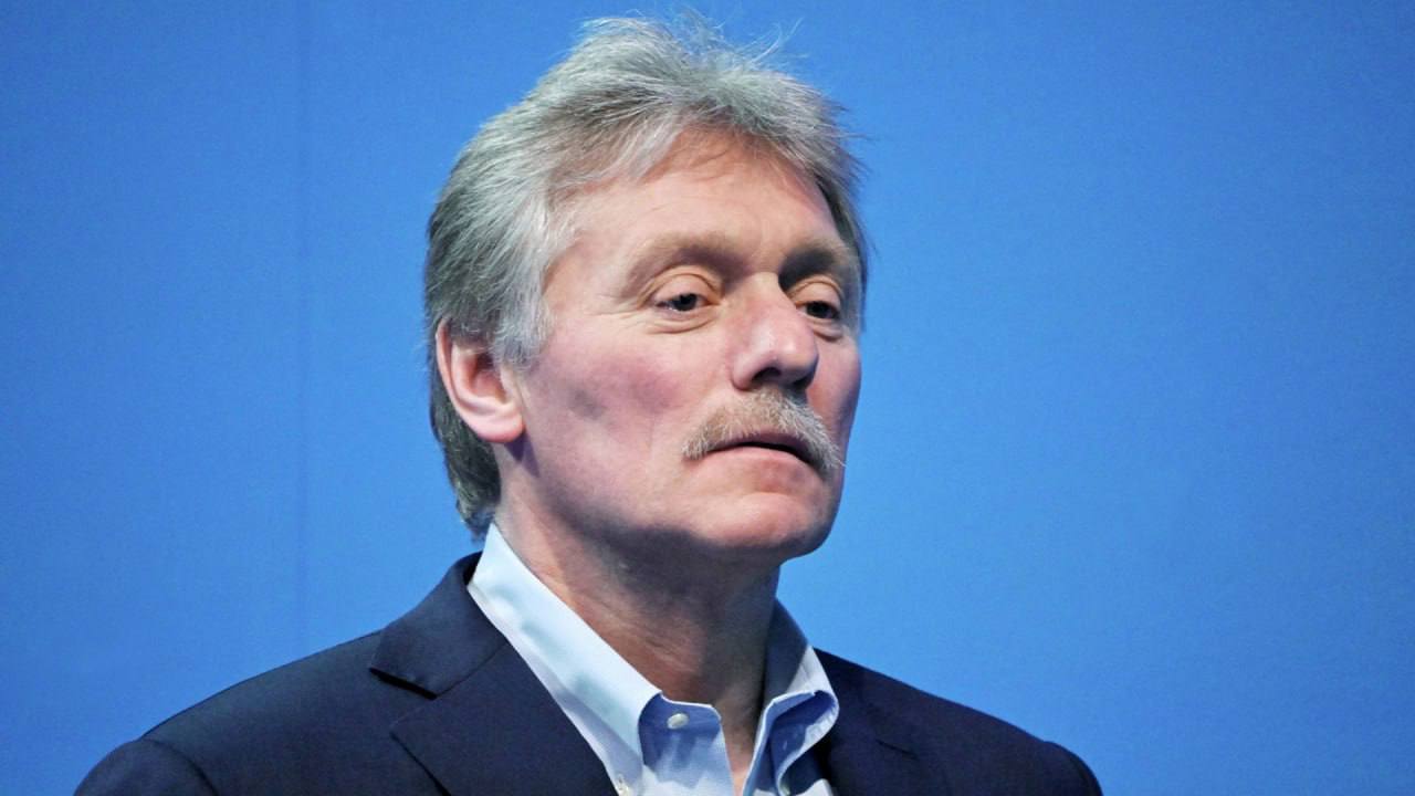Россия пока не передала Украине проект меморандума по урегулированию, работа по нему продолжается, документ требует подготовки — Дмитрий Песков. Другие заявления пресс-секретаря президента России Понимания по продолжению переговоров между Россией и Украиной и по их месту пока нет, нужно подготовиться ко второму раунду; Путин принимает те решения, которые необходимы для обеспечения безопасности России; Украинцы бьют по объектам социальной, мирной инфраструктуры России, удар по военным целям на Украине — ответный; Начало переговорного процесса по Украине — это важное достижение, Россия признательна Трампу и США за содействие; Россия и США в самом начале возвращения двусторонних отношений в рабочее состояние; Представители бизнеса на встрече с Путиным в понедельник расскажут о своей работе и планах развития; Путин в понедельник примет министра иностранных дел Турции; Главной темой российско-турецких контактов в ходе визита Фидана будет обсуждение двусторонних отношений. 