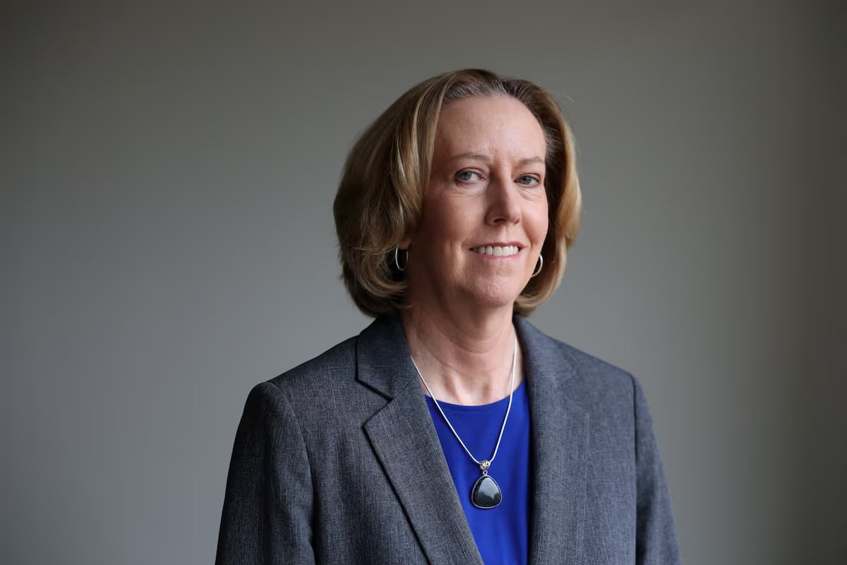 В истории BP начинается новая глава впервые пост генерального директора займёт женщина американка Мэг О Нил Более того она станет первым за более чем столетие внешним руководителем компании и первой женщиной во главе одной из пяти крупнейших нефтегазовых корпораций Предыдущий глава BP Мюррей Очинклосс покинул компанию не проработав и двух лет О Нил вступит в должность 1 апреля а до этого временное руководство возьмёт на себя исполнительный вице президент по снабжению торговле и логистике Кэрол Хоул За плечами О Нил почти четверть века в ExxonMobil и руководство австралийской Woodside с 2021 года В этот период компания участвовала в покупке СПГ завода в Луизиане закрыла многомиллиардную сделку по приобретению нефтяного бизнеса BHP Group Ltd и заметно расширила производство сжиженного газа за пределами Австралии О Нил последовательно отстаивает роль газа как переходного топлива альтернативы углю на пути к снижению выбросов Новый глава приходит в BP в непростое для компании время уровень долга выше чем у конкурентов акции за последние пять лет показали худшую динамику в отрасли а ставка на зелёную трансформацию не принесла ожидаемого эффекта Теперь от О Нил ждут что она возглавит возвращение BP к её нефтегазовым истокам и поможет компании восстановить доверие инвесторов