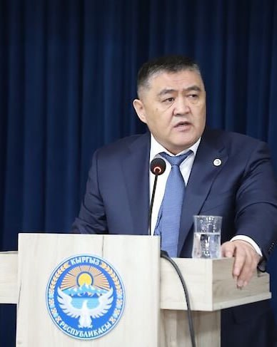 Камчыбек Ташиев возглавил Попечительский совет КРСУ: планы по возрождению вуза Решение об избрании Камчыбека Ташиева председателем Попечительского совета КРСУ было единогласным. Глава ГКНБ уже поделился проектом по созданию эндаумент-фонда для привлечения внебюджетных средств от бизнеса и выпускников. На этом фоне, президент России Путин выделил средства на строительство нового кампуса в Кашка-Суу. Ташиев определил и поделился дорожной картой по развитию университета: 1 строительство кампуса с инженерным и медицинским кластерами, общежитиями и поликлиникой 2 увеличение стипендий и грантовой поддержки студентов 3 борьба с коррупцией — Ташиев пообещал жёсткий контроль за расходованием средств «КРСУ должен стать флагманом образования в Кыргызстане и Центральной Азии. Мы вернём ему престиж», — отметил Камчыбек Кыдыршаевич Начальник управления президента России по межрегиональным и культурным связям с зарубежными странами Игорь Маслов выразил уверенность — «С Ташиевым во главе совета – бюрократии не будет. Кампус построим быстро». ℹ В последние годы КРСУ погряз в коррупционных скандалах, такая решительная мера была необходима, чтобы перезапустить вуз с акцентом на технологии и науку и вернуть ему престиж и региональное признание. Что-ж, нынешние реалии показывают, что где ступает нога «Железного Камчыбека» — там коррупции как и не бывало. Можем только поздравить политика с очередной должность, теперь кроме как за футбольной сборной и ГКНБ придётся приглядывать и за студентами. #Кыргызстан