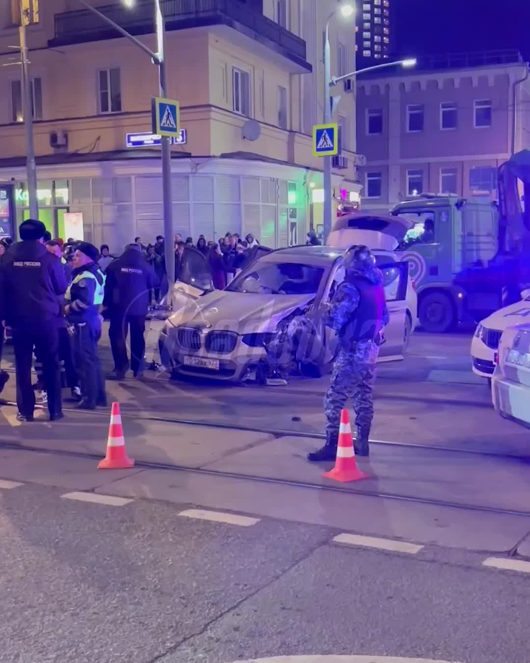 Пьяный водитель BMW врезался в остановку в центре Москвы, пострадали прохожие