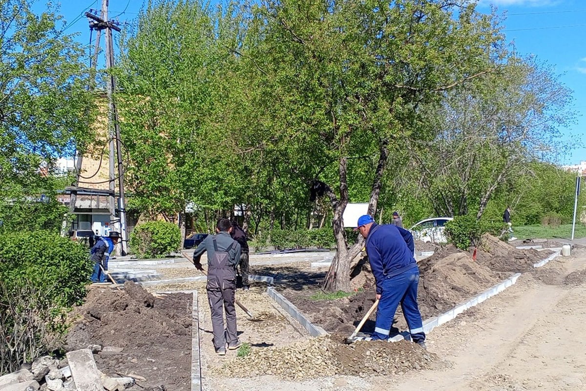 В Красноярске начались работы по благоустройству сквера Геодезистов Проект реализуется в рамках федеральной программы «Формирование комфортной городской среды» нацпроекта «Инфраструктура для жизни». Сейчас на территории уже демонтировали старую детскую площадку, сняли изношенное асфальтовое покрытие и установили бортовой камень. Подрядная организация готовит основание под новое покрытие. Далее предстоит обновить систему освещения, установить качели с навесами, урны и скамейки. В сквере появится современная детская площадка с интерактивными игровыми комплексами, зона тихого отдыха, спортивная площадка и небольшая площадь с памятным камнем в честь геодезистов. Решение о благоустройстве этого общественного пространства приняли сами жители: в 2024 году проект поддержали почти 15 тысяч человек. Позже, в ходе урбан-форума, горожане высказали свои предложения, которые легли в основу концепции обновления сквера. Напомним, сейчас в Красноярске продолжается голосование за территории, которые могут быть благоустроены в следующем году. От Центрального района в голосовании участвуют сквер на улице Вейнбаума и левобережная набережная Качи. Отдать свой голос можно до 12 июня. Фото: мэрия Красноярска