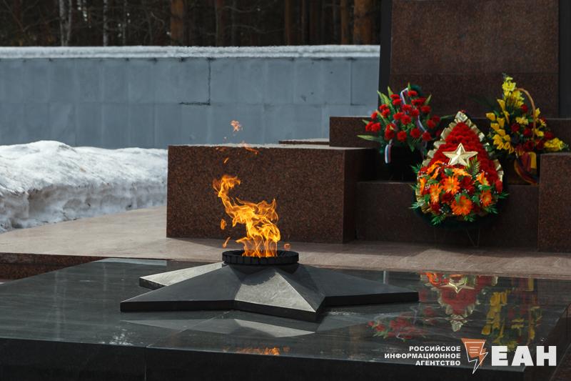 В Челябинске встретят Огонь Победы Участники всероссийского спортивно-патриотического забега-эстафета «От Победы к Победе!» доставят частичку пламени, зажженного от Вечного огня у Кремлевской стены. Об этом сообщили в пресс-службе мэрии. Забег посвящен 80-летию двух Победы: в Великой Отечественной и во Второй мировой войнах. Спортсмены стартовали из Москвы 24 июня. В Челябинске участников эстафеты ждут 22 июля в 10:00. Встреча состоится в Саду Победы. Участники забега пронесут Огонь Победы через всю Россию и освобожденные провинции китайского Дунбея. Завершить эстафету планируют 3 сентября в двух городах: Южно-Сахалинске и Пекине.