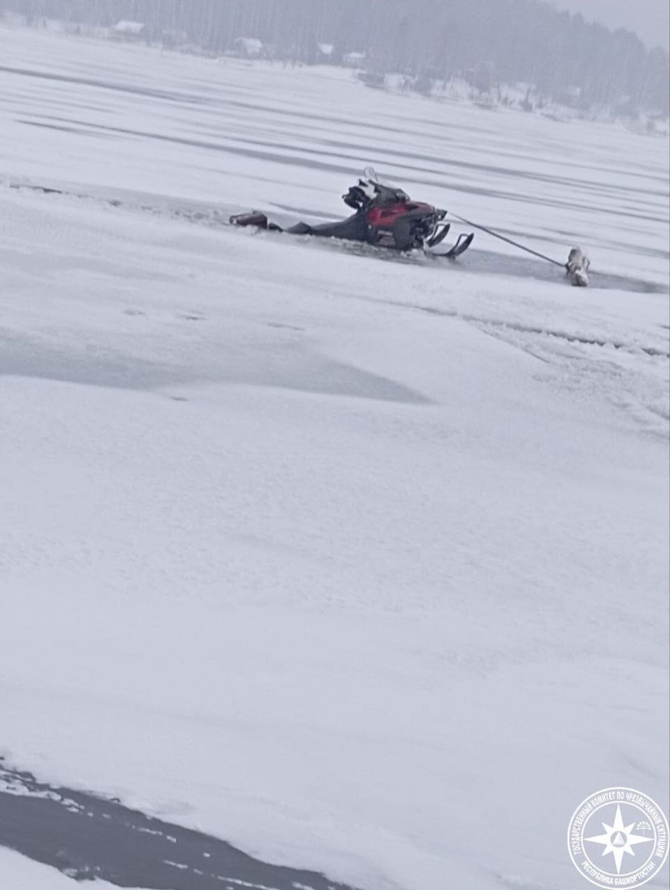 На Павловском водохранилище под лед провалился снегоход  Сегодня в Центр обработки вызовов  ЦОВ-112  поступило сообщение об инциденте на Павловском водохранилище, в районе скалы «12 апостолов».    Группа из шести человек, прибывшая из Уфы и Благовещенска, отправилась кататься на 3-х снегоходах по льду.  Во время движения один из снегоходов начал проваливаться под лед. Пассажир успел выпрыгнуть, но водитель оказался в воде вместе с техникой. К счастью, благодаря быстрой реакции товарищей, он смог выбраться. Медицинская помощь участникам инцидента не потребовалась.  Прибывшие на место  спасатели Госкомитета Республики Башкортостан по чрезвычайным ситуациям на аэролодке "Пиранья" эвакуировали людей до ближайшего населенного пункта и провели с ними профилактическую беседу.    Уважаемые граждане!  Лед на Павловском водохранилище в этом году образовывается позже обычного, его толщина на середине водохранилища составляет ещё не более 5 см, при безопасной толщине для пешехода не менее 10 см. Выезд на лёд на транспортных средствах вне оборудованных переправ крайне опасен. Соблюдайте меры безопасности и будьте осторожны на водоемах в зимний период!