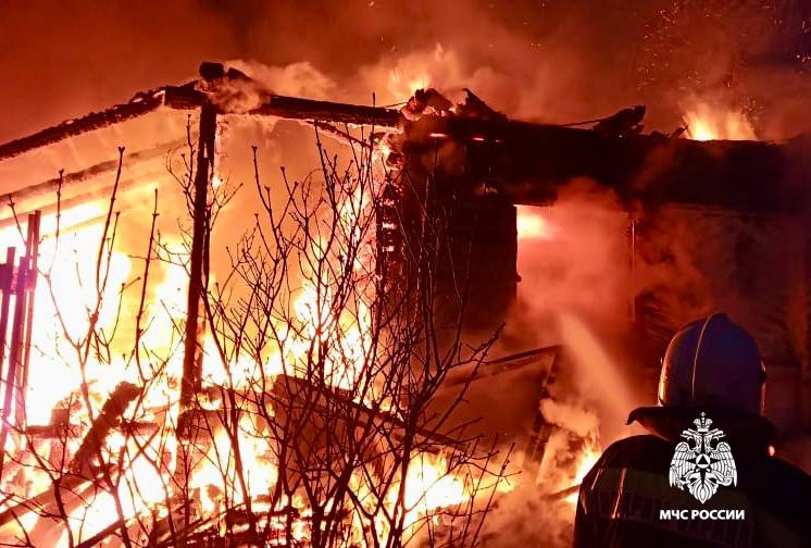 Вчера в поселке Куженкино Бологовского МО огнеборцы 2  5   пожарно-спасательной части ликвидировали возгорание жилого дома.     В результате пожара огнем уничтожена кровля и внутренняя отделка по всей площади. Пострадавших нет, причина пожара и ущерб устанавливаются.