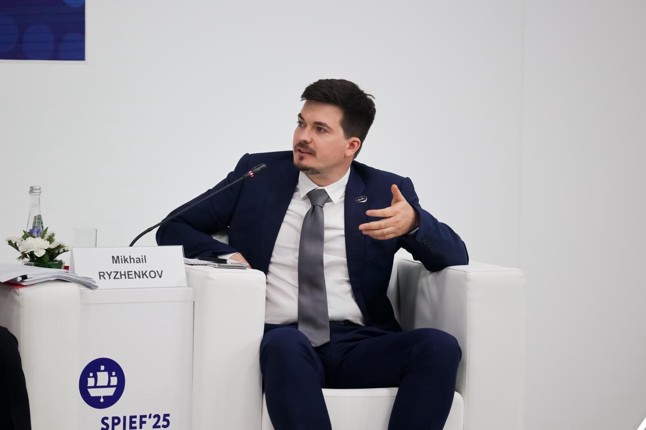 Перезагрузка МСП на ПМЭФ: Как цифровые платформы открывают новые возможности Цифровые платформы спровоцировали настоящий всплеск предпринимательства. Это уже не просто площадки для купли-продажи, а комплексные экосистемы для развития бизнеса на всех этапах — от тестирования идей до масштабирования. Об этом на сессии «МСП: перезагрузка. Как цифровые платформы открывают новые возможности» рассказал Михаил Рыженков, заместитель управляющего директора Авито. Для МСП важно иметь возможность эффективно тестировать бизнес-идеи и здесь критически важны скорость и стоимость. Наше преимущество в том, что у нас можно быстро и дёшево тестировать бизнес-гипотезы. А чем больше начинающих предпринимателей смогут быстро и недорого протестировать свои идеи, тем шире будет воронка и больше успешных бизнесов появится в итоге. Мы работаем над снижением барьеров входа через образовательные программы, потому что обученные пользователи снижают стоимость каждой попытки, — отметил Михаил Рыженков. В дискуссии также приняли участие представители организации «ОПОРА РОССИИ», Государственной думы РФ, МСП Банка, Sberbank, Ozon, Skyeng, а также эксперты и предприниматели, которые обсудили вызовы цифровой трансформации, меры государственной поддержки и регуляторики для активного участия МСП в цифровой экономике.