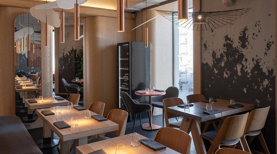 Жители Питера сообщают о серии отравлений в ресторане Мона после ужина в котором у девушки случилась угроза выкидыша Предварительно гости могли отравиться рыбными блюдами По данным SHOT ПРОВЕРКИ пострадавшие посещали питерский ресторан в период с 5 го по 9 октября По их словам на следующий день после ужина у всех возникли схожие симптомы высокая температура сильная боль в животе тошнота и диарея Признаки отравления держались более пяти дней Посетители брали преимущественно рыбные блюда суп пасту с лососем а также десерты Часть заболевших по их словам оказалась в инфекционной больнице с сальмонеллёзом После вспышки отравлений Роспотребнадзор провёл проверку в заведении где нашёл множество нарушений санитарных норм Среди них неправильная технология приготовления блюд с лососем отсутствие маркировки нарушение хранения продукции Производственные помещения не оборудованы должным образом а у 11 сотрудников проблемки с медосмотрами Роспотребнадзор закрыл заведение на 20 дней при этом в соцсетях ресторана красуется надпись закрыт на техническую реновацию Подписывайтесь   t me kKLENZd7 Mk5NmRi