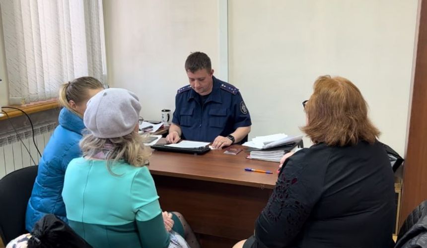 287 пострадавших туристов и 34 млн руб. – прокуратура Приморского края завершила расследование в отношении турагентства «Скай Тревел». Дело передано в суд. Обвиняемыми проходят директор турфирмы Анна Беляева и двое ее сообщников. Первые жалобы на «Скай Тревел» появились еще в 2019 году. Одним из пострадавших стала Федерация черлидинга Приморья, перечислившая компании 2 млн руб. за билеты в Сочи. Когда обман вскрылся, спортсмены обратились в полицию и СМИ. Тогда же выяснилось, что мошенничество носит системный характер. Несмотря на это, уголовное дело долгое время фактически не двигалось: Анна Беляева оставалась на свободе, крутила схемы, а новые потерпевшие продолжали обращаться в правоохранительные органы. Лишь в 2024 году прокуратура активизировала расследование. Сейчас материалы направлены в суд. На имущество обвиняемой на сумму 9 млн руб. наложен арест. Подробнее на ТурДоме.