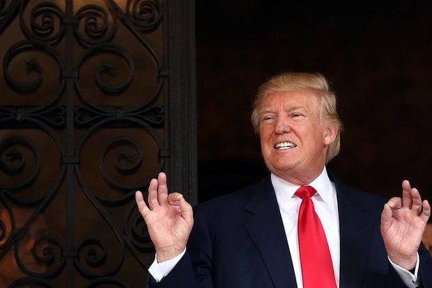 ГАДЖЕТЫ ТРАМП ЗАДУМАЛ ВЫПУСТИТЬ СВОЙ СМАРТФОН От имени президента США Дональда Трампа запатентовали смартфон и оператора сотовой связи. Журналисты медиа обнаружили в базе Ведомства по патентам и товарным знакам США USPTO информацию о регистрации брендов Trump и T1 в категории смартфонов и операторов сотовой связи. По словам авторов, патенты были получены на имя компании DTTM Operations LLC, которая уже больше 30 лет занимается юридическими делами 45-го и 47-го президента Соединенных Штатов. Судя по материалам, новый телефон получит название Trump Phone, оператор — T1. Авторы медиа предположили, что под именем президента США задумали запустить смартфон и отдельного оператора связи. Отмечается, что бренд T1 будут использовать в дизайне гаджетов, аксессуаров и салонов сотовой связи. Специалисты PhoneArena допустили, что президент Трамп мог таким образом просто защитить свое имя от недобросовестного использования. Однако патенты были зарегистрированы на основе «намерения использовать», то есть владелец интеллектуальной собственности выразил желание применить их в деле. В заключение журналисты сыронизировали, что новому смартфону Трампа могут навредить высокие американские пошлины, введенные лично действующим президентом США. ФОТО: Carlos Barria / Reuters #аврорамедиа_гаджеты Telegram-экосистема АВРОРА МЕДИА МЕДИА НОВОСТИ РЕГИОН ЛАЙФ СПОРТ ГЕРЛЗ ХАЙТЕК ПЕРСОНЫ ИНСАЙД КРИМИНАЛ МОЛОДОСТЬ LIVE АВРОРА МЕДИА YOUTUBE RUTUBE