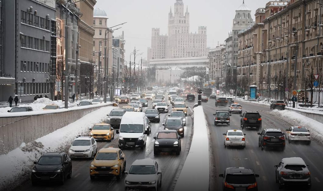 Суды посчитали неправомерным увольнять сотрудников которые опоздали на работу из за плохих погодных условий В частности рассматривались случаи когда один работник из за сильного мороза не смог завести автомобиль а другой попал в пробку В таких случаях важно заранее предупредить начальство и взять справку о задержке транспорта советуют юристы jkinvest news jkinvest