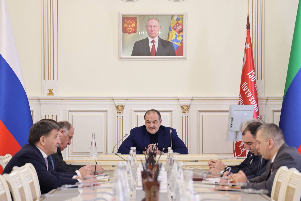 В новый год с важными задачами Сергей Меликов провел совещание по постановке задач на январь Участие в нем приняли руководители органов власти глава региона обозначил основные мероприятия первого месяца 2026 года  В течение всех праздничных дней Сергей Меликов будет получать от дежурных ответственных оперативные доклады о ситуации в республике В середине выходных он проведет по этой теме совещание с руководителями органов власти и определит задачи на ближайшие дни Сергей Меликов обратил внимание руководителей органов власти и глав муниципалитетов на необходимость улучшения исполнительской дисциплины в следующем году и ужесточения ответственности за невыполнение задач В новом году вопросы связанные с исполнительской дисциплиной будут звучать по другому сказал глава республики  Начнется рабочий год с ряда совещаний и традиционного ежемесячного оперативного штаба Планируется провести и совещание по исполнению поручений данных президентом на итоговом заседании Госсовета Как отмечал ранее руководитель региона планируется определить ответственный орган власти который будет заниматься вопросами подготовки кадров для экономики  В январе обсудят и развитие рыбного хозяйства республики на совещании проработают вопросы реализации масштабного инвестпроекта в Кизлярском районе  В следующем месяце ожидается выезд главы региона в Дербент Здесь намечено совещание и открытие соцобъектов  Традиционно глава региона уделит особое внимание участникам СВО и их семьям Помимо встречи с близкими павших бойцов Сергей Меликов лично выразит соболезнования родным погибших при доставке гуманитарного груза дагестанцев Намечено заседание комиссии по координации и оказанию необходимой помощи участникам спецоперации  Среди регулярных мероприятий совместное заседание Республиканской призывной комиссии и Оперативного штаба РД Напомним в этом году призыв будет проводиться круглогодично  В следующем году исполняется 95 лет со дня рождения одного из основоположников дагестанской композиторской школы Мурада Кажлаева Сергей Меликов примет участие в мероприятиях по увековечиванию его памяти  Среди других тем различных рабочих встреч совещаний заседаний решение вопросов в сфере ТКО создание в республике молодежного военно патриотического центра развитие международного аэропорта Уйташ реализация инвестпроектов и другие  Глава региона проведет заседание совета Русского географического общества в регионе и Совета по образованию и науки В завершение рабочего совещания Сергей Меликов поблагодарил собравшихся за работу и поздравил с наступающим Новым годом Всем желаю здоровья и благополучия Смело перешагиваем барьер с 31 на первое и двигаемся дальше Читать нас в MAX