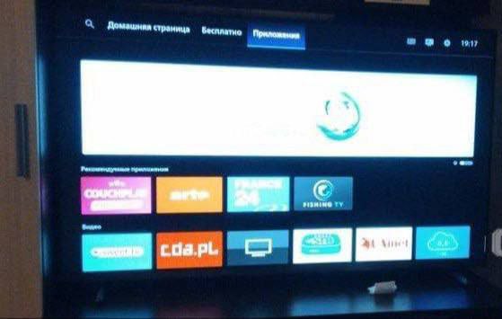 Владельцы телевизоров Philips сообщают о массовых удалениях российских приложений с устройств Сразу после выхода обновления российские приложения пропали из телевизора сохранились только не работающие в России YouTube и Netflix Горячая линия Philips сообщает что проблема будет решена в скором времени однако сбой длится на протяжении месяца Некоторые пользователи уже начали искать замену среди российских телевизоров у которых 100 не будет похожих проблем лучшим выбором оказались 4К QLED телевизоры Sber Прямой эфир