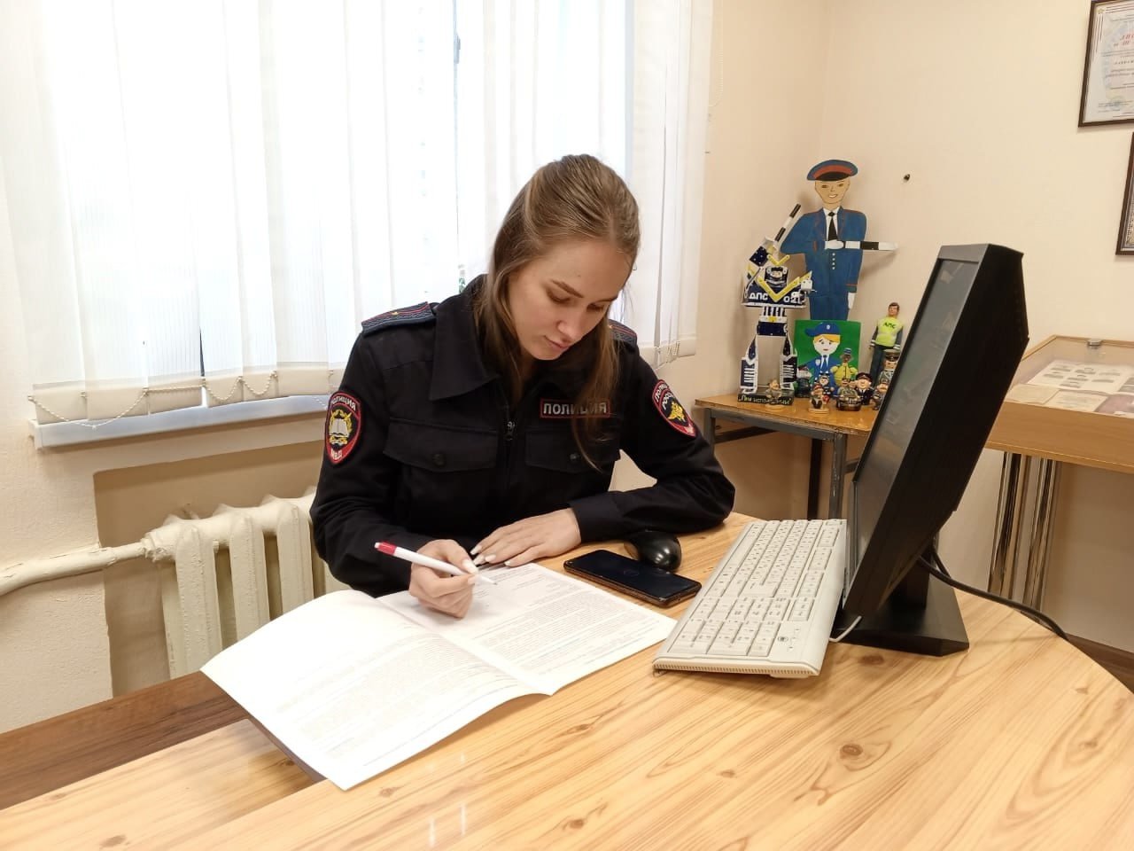 В преддверии Дня защитника Отечества и в рамках Всероссийской акции #ДавайВступай, организованной ФМБА России, сотрудники Управления МВД России по городу Кирову вступили в Федеральный регистр доноров костного мозга.  В наших силах помочь увеличить количество доноров в Федеральном регистре доноров костного мозга. Сдать каплю крови очень просто, а подарить пациенту с диагнозом "рак крови" шанс на жизнь - благородно - поделилась после сдачи крови заместитель начальника отдела по работе с личным составом УМВД России по городу Кирову Елизавета Кулябина.