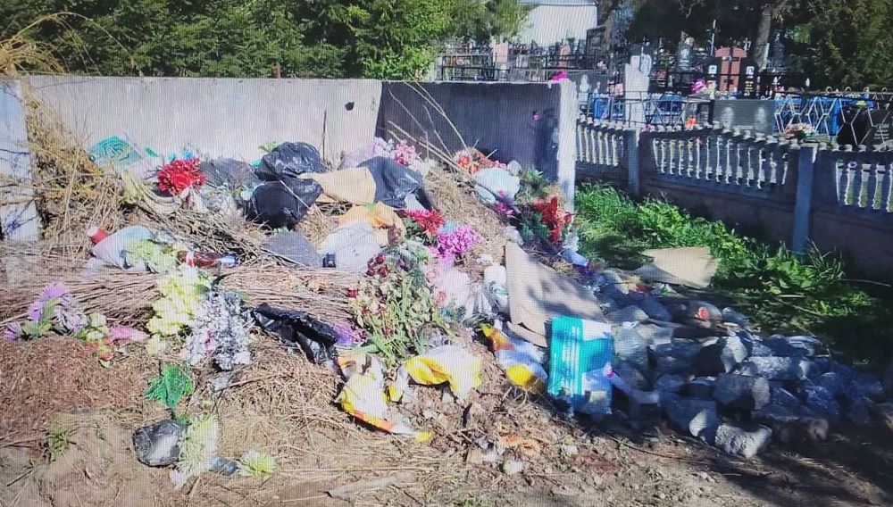 С кладбищ Минского района продолжают вывозить мусор. Сколько уже собрали На территории пристоличья располагается 119 кладбищ. Последняя неделя для работников ЖКХ Минского района выдалась особенно горячей, ведь на Радуницу каждый стремился посетить могилы родных и близких, навести там порядок. Заместитель генерального директора КУП «ЖКХ Минского района» Юрий Стуков сообщил, что вывоз мусора продолжается по сей день. К 7 мая отходы убрали с площадок в Тарасово, Качино, Ждановичах, Копище и Михановичах. – Коммунальники вывезли около 1,5 тысяч тонн мусора с кладбищ, – отметил Юрий Стуков. – Сегодня приступили к мусорной площадке в Котягах. Мусор вывезут еще более чем с 50 кладбищ района. Полностью контейнерные площадки очистят к концу этой недели.