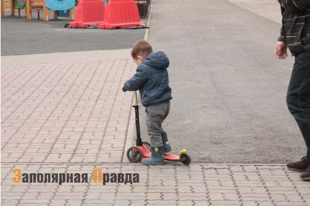 Три пособия на детей будут выплачивать беззаявительно В Красноярском крае утвердили порядок назначения мер социальной поддержки семьям с детьми. Так, без заявления от получателей будут предоставлять ежегодную выплату к школе и ежемесячную компенсацию расходов на уплату базовых поездок по социальной карте на детей–школьников из многодетных семей и семей, где оба родителя — инвалиды, а также ежемесячное пособие семьям с детьми, в которых родители лица, их заменяющие — инвалиды. Подробности читайте на нашем сайте. #зпнорильск #заполярнаяправда #газетанорильск #норильск #талнах #кайеркан #оганер #новостинорильска ВКонтакте Telegram