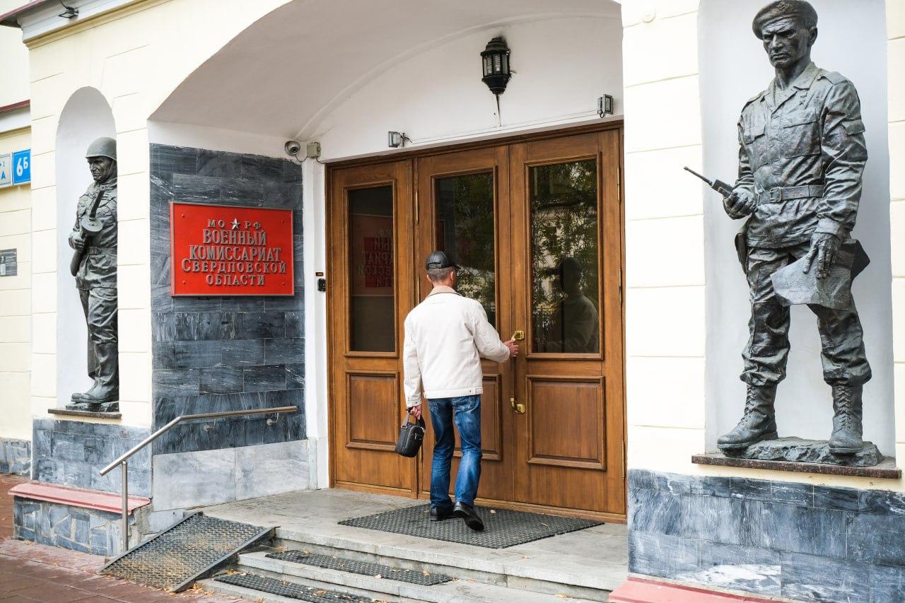 Жителя Свердловской области обязали вернуть почти миллион рублей за отказ служить после учёбы  Суд в Камышлове взыскал с жителя Свердловской области 929 тысяч рублей – компенсацию за обучение в военном центре УрФУ, сообщило издание «It s My City». Молодой человек прошёл там подготовку по договору с Минобороны, но после начала «СВО» отказался заключать контракт с ведомством, за что был отчислен.  Контракт он подписал ещё в 2017 году: по условиям соглашения, должен был пройти военную подготовку, а затем отправиться служить. Он проучился пять лет и три месяца, но в декабре 2022 года отказался идти в армию и расторг соглашение.  После этого военный прокурор Екатеринбургского гарнизона подал иск о взыскании затрат. Суд встал на сторону Минобороны: студент выплатил не только всю сумму за учёбу, но и госпошлину.  #свердловская_область  Подписаться   Помочь RusNews