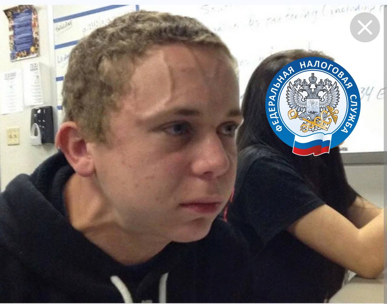 Налоговая взялась за серый импорт селлерам шлют требования и доначисляют НДС Российским продавцам массово начали приходить письма от налоговой с требованием объяснить происхождение товара и подтвердить его легальный ввоз По данным Базы такие уведомления ФНС активно рассылает с начала декабря Предпринимателей просят показать откуда товар как он был ввезён и уплачены ли все пошлины и НДС Если подтвердить это не удаётся налоговая доначисляет НДС на импорт 20 а вместе со штрафами и пенями сумма может вырасти в разы Например при обороте 10 млн рублей доплата может составить почти 2 8 млн Сами селлеры считают что таким образом ФНС начала системную борьбу с серым импортом Особое внимание по их словам сейчас к тем кто торгует товарами из Китая и Турции С января 2025 года онлайн платформы передают в налоговую данные о рисках бизнеса расхождениях в выручке декларациях и других показателях Подписаться забустить