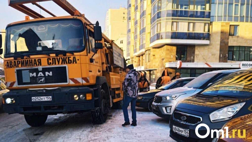 РЭК Омской области утвердила новые тарифы на эвакуацию транспорта Следующие тарифы вступят в силу с 1 января 2026 года до 1 тонны 3 172 рубля 88 рублей за км вне населённого пункта от 1 до 3 5 тонн 3 994 рубля 100 рублей за км от 3 5 до 5 тонн 7 768 рублей 150 рублей за км от 5 до 7 5 тонн 12 904 рубля 238 рублей за км свыше 7 5 тонн 21 662 рубля 332 рубля за км Тарифы будут ежегодно индексироваться Также указаны цены хранения транспорта на штрафстоянке категории А и М 33 37 рубля в час категории В и D до 3 5 тонн 66 74 рубля в час категория D свыше 3 5 тонн и негабаритные 75 43 рубля в час Om1 Омск в MAX