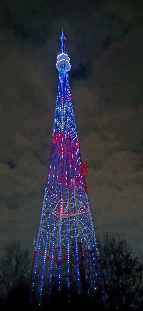 Телебашня в Омске поздравит с Масленицей Она превратится в настоящий арт объект уже в субботу 21 февраля Филиал РТРС Омский ОРТПЦ включит праздничную архитектурную подсветку чтобы поздравить горожан с Масленицей На медиафасаде появятся яркие переливы узоры и символы самого вкусного праздника румяное солнце стопка блинов самовар с баранками и весёлые матрёшки Всё это будет сопровождаться надписями Зиму провожаем Весну встречаем Масленица и Омск город по имени Солнце Полюбоваться необычным световым шоу можно будет с 18 30 до полуночи Фото тг канал первого замминистра цифрового развития и связи Омской области Максима Макаленко Om1 Омск в MAX подписывайтесь и читайте новости без ограничений