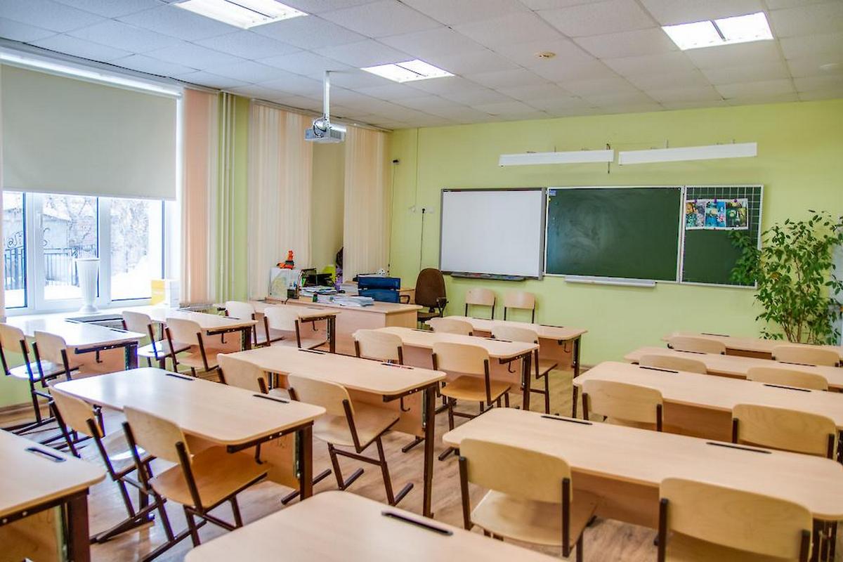 13 школ Северной Осетии начали сотрудничать с Высшей школой экономики Как рассказала министр образования и науки республики Элла Алибекова в списке не только владикавказские школы но и районные в Ардоне Алагире Беслане Карджине Архонской Сунже и Моздоке В рамках сотрудничества запланированы совместные научные исследования программы подготовки и повышения квалификации для педработников внедрение инновационных подходов отметила Алибекова Министр добавила что представители НИУ ВШЭ приезжали в Северную Осетию в апреле встретились с командами всех 13 школ партнеров предметно обсудили перспективы и планы дальнейшего взаимодействия Уже провели дистанционные курсы повышения квалификации по разным направлениям в них приняли участие свыше 100 педагогов А в октябре пройдут очные Дни с Вышкой с участием ведущих представителей Высшей школы экономики Фото Подписывайтесь на Abon